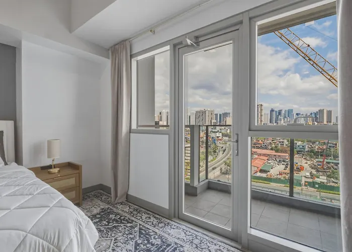 Apartahotel Bgc With Free Parking & Balcony Near Uptown Mall 4*